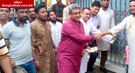 কলাপাড়ায় যুবলীগ নেতার লিফলেট বিতরণ ও গণসংযোগ