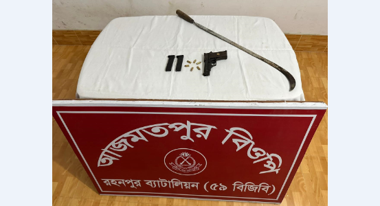 চাঁপাইনবাবগঞ্জ সীমান্তে বিদেশী অস্ত্র, গুলিসহ ১ জন আটক