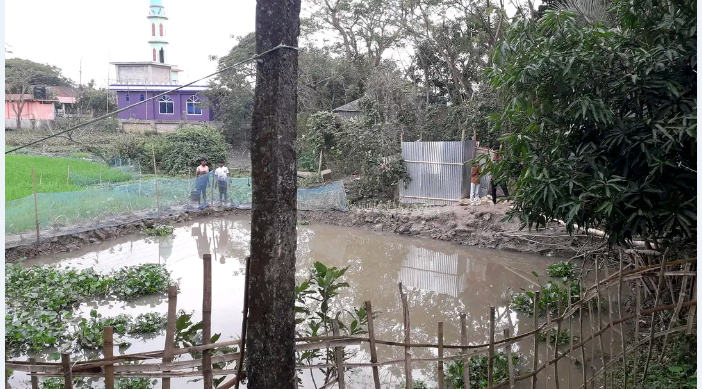 কুলাউড়ায় রাস্তা কেটে পুকুর, দুর্ভোগে সাধারণ মানুষ