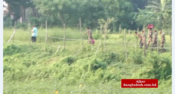 চাঁপাইনবাবগঞ্জ সীমান্তে ৪ বাংলাদেশিকে ধরে নিয়ে গেছে বিএসএফ চাঁপাইনবাবগঞ্জ সীমান্তে ৪ বাংলাদেশিকে ধরে নিয়ে গেছে বিএসএফ