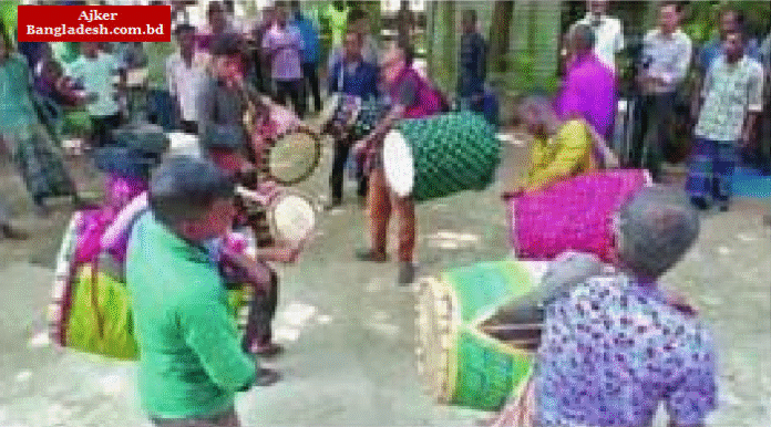 কটিয়াদীতে বসেছে ঐতিহ্যবাহী ঢাকের হাট