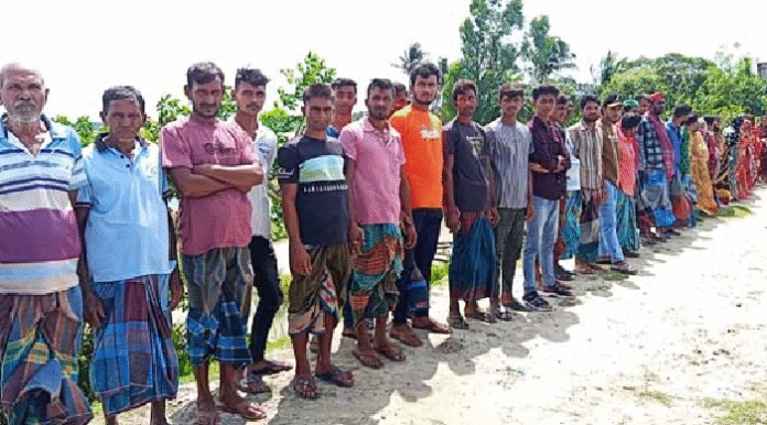 মোংলায় ড্রেজিংয়ের বালু ফেলে ফসলি জমি ও মাছঘের নষ্ট, এলাকাবাসীর বিক্ষোভ ও মানববন্ধন