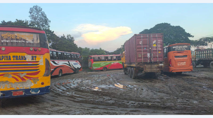 কুমিল্লায় মহাসড়কের অবৈধ পার্কিং এর কারণে পাঁচটি বাস জব্দ করল সেনাবাহিনী