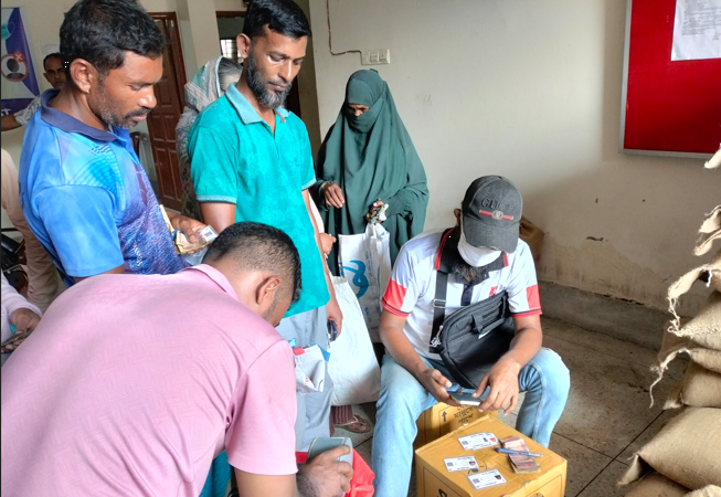 টিসিবি’র কার্যক্রমে তদারকি নেই, ফ্যামিলি কার্ড এক্টিভেট না থাকার অজুহাত