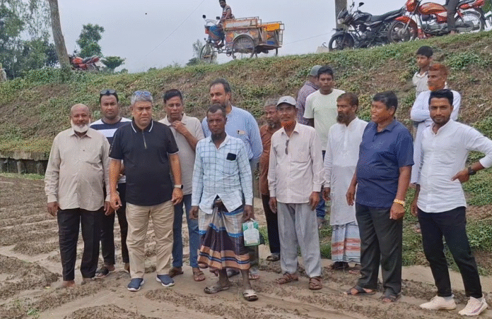 জয়পুরহাটে ক্ষতিগ্রস্ত কৃষকদের পাশে বিএনপি নেতা চন্দন