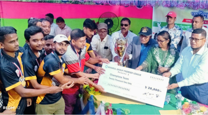 ঈশ্বরদীতে ক্রিকেট প্রিমিয়ার লীগের ফাইনাল খেলা ও পুরষ্কার বিতরণ