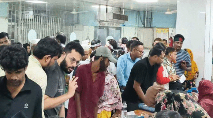 পুলিশের বেধরক পিটুনিতে আহত ১২৫ শিক্ষক, অনির্দিষ্টকালের কর্মবিরতির ডাক