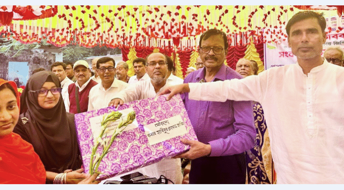 ঈশ্বরদীতে গোল্ডেন এ প্লাস পাওয়া শিক্ষার্থীকে ল্যাপটপ দিলেন বিএনপি নেতা হাবিব