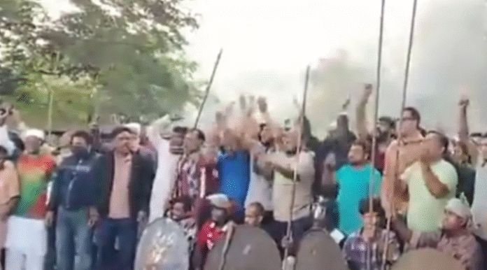 ঢাকা - ভাঙ্গা মহাসড়কে আ.লীগের অস্ত্র নিয়ে মহড়া, যানবাহন চলাচল বন্ধ