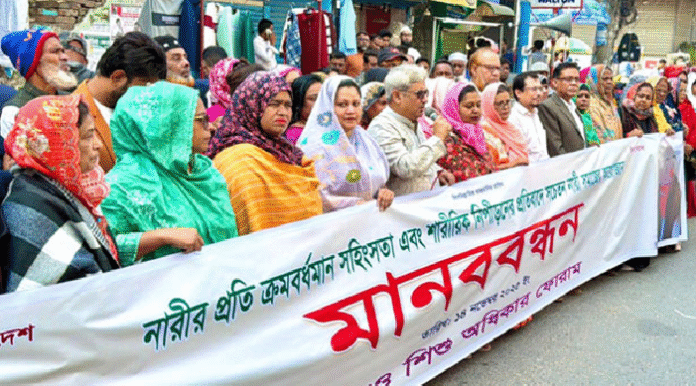 রাজশাহীতে নারী লাঞ্ছনার প্রতিবাদে মানববন্ধন, দ্রুত নির্বাচনের দাবি