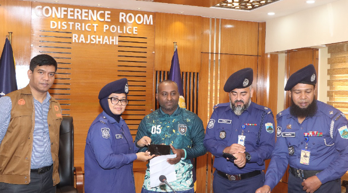 রাজশাহীতে উদ্ধারকৃত ৬০টি মোবাইল ফোন মালিকদের মাঝে হস্তান্তর