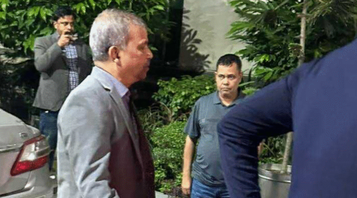2025-11-29_010230খালেদা জিয়ার স্বাস্থ্যের খবর নিতে মধ্যরাতে হাসপাতালে ড. আসিফ নজরুল।