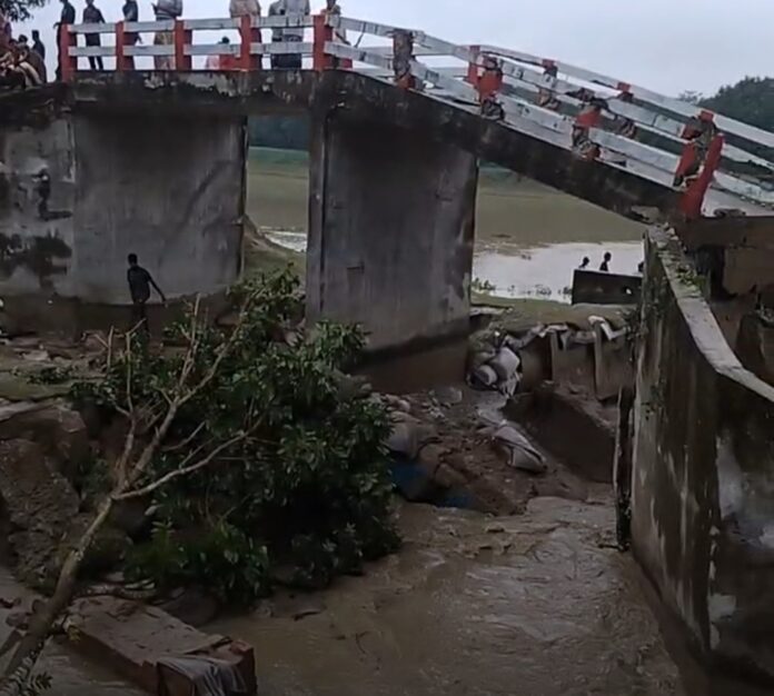 ভারী বৃষ্টিতে বাড়িঘর, রাস্তাঘাট সহ ফসলের ব্যাপক ক্ষতি