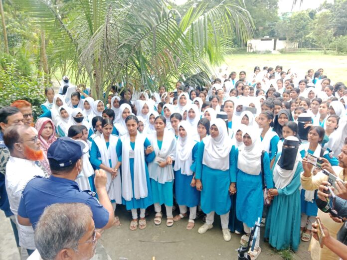 শ্রেণিকক্ষে ঢুকে শিক্ষককে মারধর, বিচারের দাবিতে শিক্ষার্থীদের বিক্ষোভ সড়ক অবরোধ