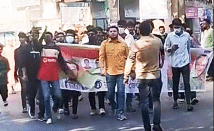 সিরাজদিখানে পুলিশের সামনেই নিষিদ্ধ আওয়ামী লীগের সহযোগী সংগঠনের বিক্ষোভ মিছিল।