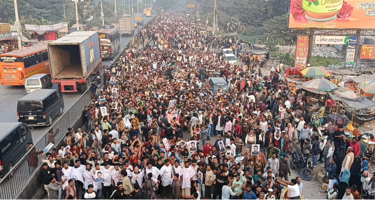 চান্দিনায় মনোনয়ন পরিবর্তনের দাবি, কাফনের কাপড় পড়ে ঢাকা-চট্টগ্রাম মহাসড়ক অবরোধ