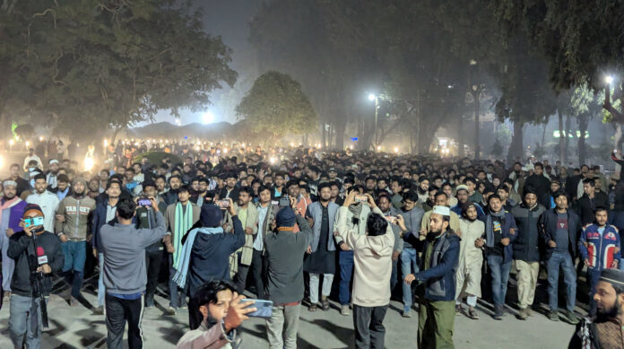 হাদি হত্যার বিচারের দাবিতে উত্তাল ইবি, মহাসড়ক অবরোধ