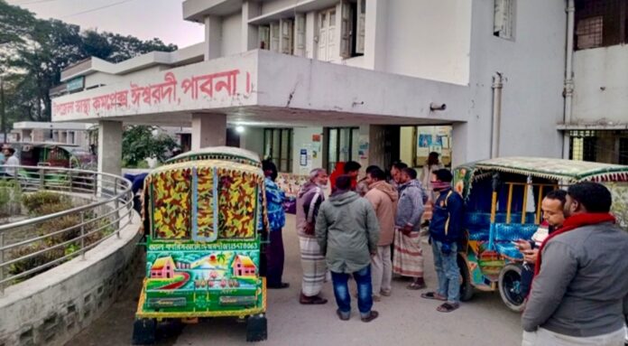 ঈশ্বরদীতে ট্রাক–মোটরসাইকেল সংঘর্ষে মেয়ে নিহত, বাবা গুরুতর আহত