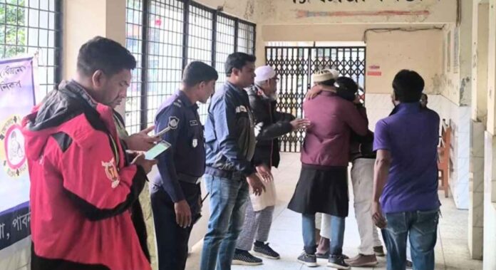 ঈশ্বরদীতে মোটরসাইকেল-সিএনজি সংঘর্ষে খালা-ভাগিনা নিহত