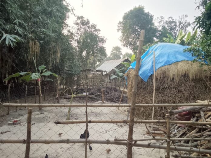 সাপাহারে জমি সংক্রান্ত বিরোধ বাড়ির সীমানায় কাঁটা তারের বেড়া, থানায় অভিযোগ