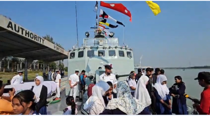 পায়রা জেটিতে নৌবাহিনীর যুদ্ধজাহাজ জনসাধারণের জন্য উন্মুক্ত
