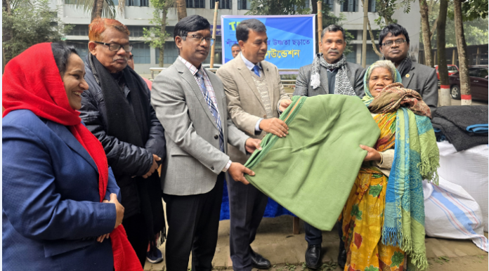 রংপুরে তীব্র শীতে শীতবস্ত্রের উষ্ণতা পেল দুশতাধিকঅস্বচ্ছল পরিবার