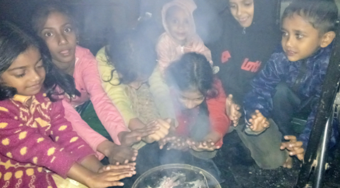 কুলিয়ারচরে বৃষ্টির মতো কুয়াশা, তীব্র শীতে জনজীবন বিপর্যস্ত