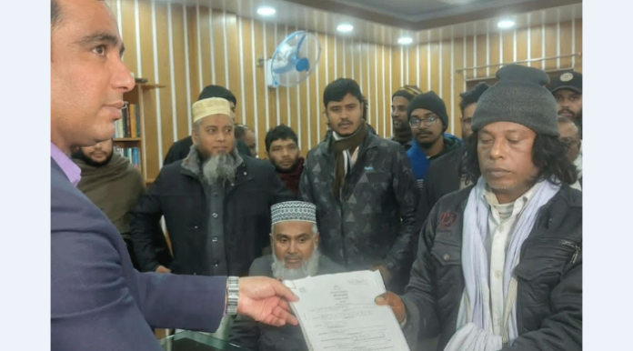 চাকরি ছেড়ে মনোনয়নপত্র জমা দিলেন নৈশপ্রহরী খাইরুল