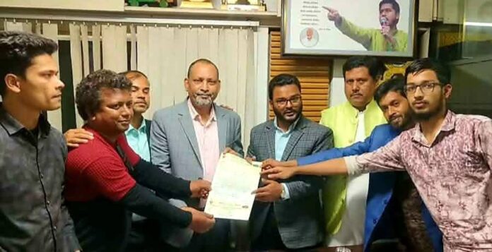 বিএনপির ধানের শীষের ভোট চেয়ে ট্রাকে উঠলেন রাজা
