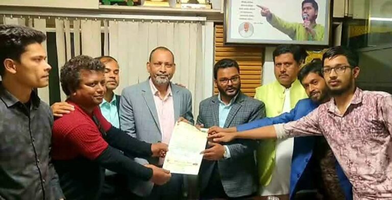 বিএনপির ধানের শীষের ভোট চেয়ে ট্রাকে উঠলেন রাজা
