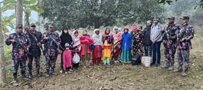 চাঁপাইনবাবগঞ্জের ভোলাহাট সীমান্তে অবৈধ অনুপ্রবেশকালে ২৭ জন আটক