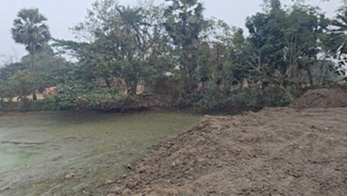 সাঁওতাল পল্লীর ঐতিহাসিক পুকুর ভরাট, ক্ষোভে ফুঁসছে এলাকাবাসী