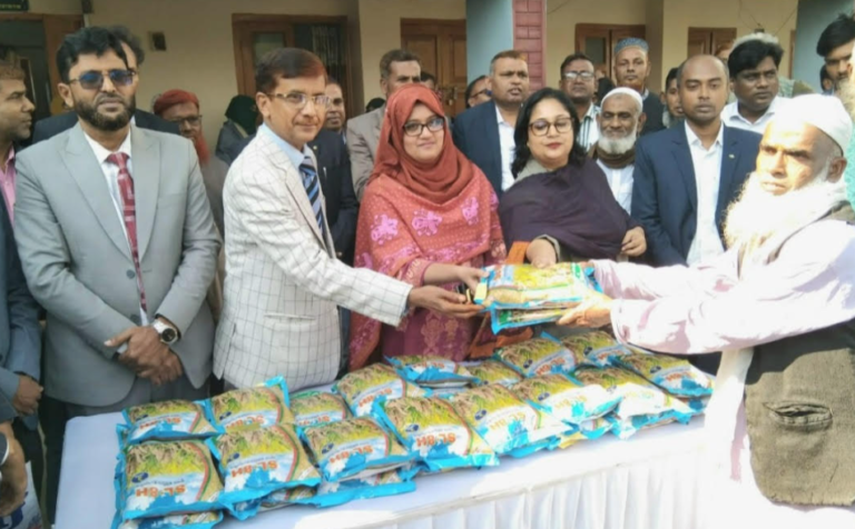 উল্লাপাড়ায় বোরো হাইব্রিড ধান বীজ বিতরণ