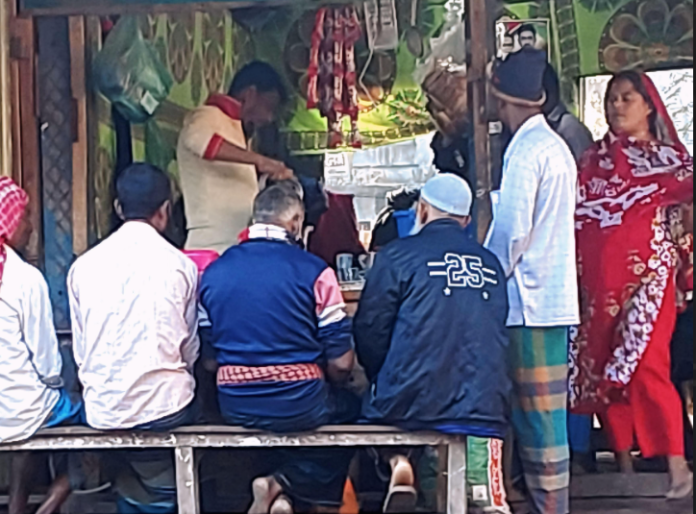 চায়ের দোকানে ভোটের আড্ডা: চান্দিনায় ত্রয়োদশ সংসদ নির্বাচনের উত্তাপ
