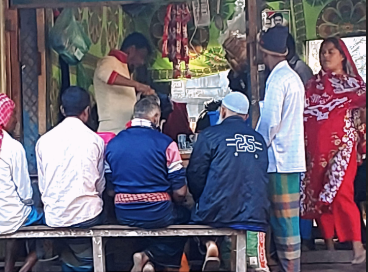 চায়ের দোকানে ভোটের আড্ডা: চান্দিনায় ত্রয়োদশ সংসদ নির্বাচনের উত্তাপ