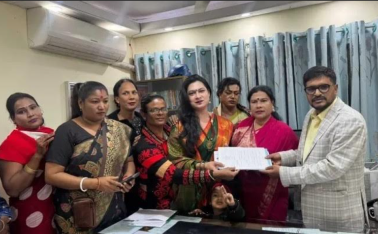রংপুর-৩ আসনে তৃতীয় লিঙ্গের আনোয়ারা ইসলাম রানীর মনোনয়নপত্র সংগ্রহ