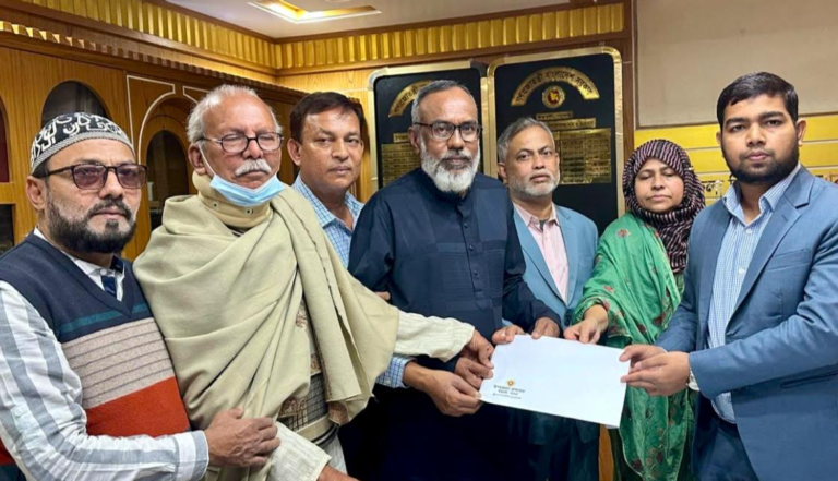 পাবনা-৪ আসনে বিএনপি প্রার্থীর মনোনয়ন ফরম সংগ্রহ