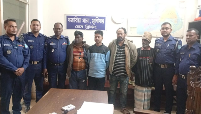 মুন্সীগঞ্জে ডাকাতির প্রস্তুতিকালে ৩ জন গ্রেপ্তার