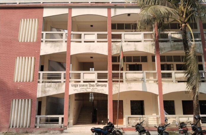 পীরগাছায় শিক্ষক দম্পতির বিরুদ্ধে কোচিং বাণিজ্যের অভিযোগ