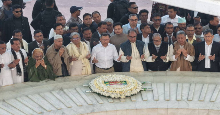 দির্ঘ ১৯ বছর পর বাবার কবরের পাশে তারেক রহমান