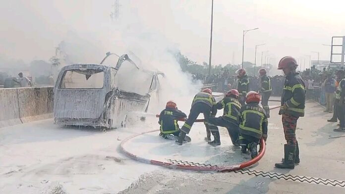 ঢাকা-মাওয়া এক্সপ্রেসওয়েতে চলন্ত অ্যাম্বুলেন্সে আগুন