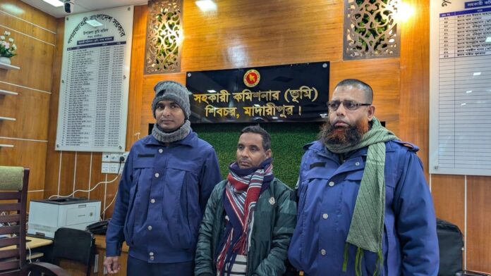 শিবচরে নামজারি করে দেওয়ার কথা বলে ঘুষ, আউটসোর্সিং কর্মীর এক মাসের কারাদণ্ড