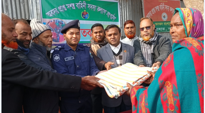 সাপাহারে অবসরপ্রাপ্ত সশস্ত্র বাহিনী কল্যাণ সংগঠনের উদ্যোগে শীতবস্ত্র বিতরণ