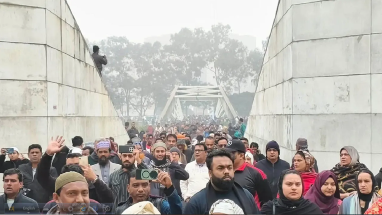 খালেদা জিয়ার কবর জিয়ারত করতে মানুষের ঢল