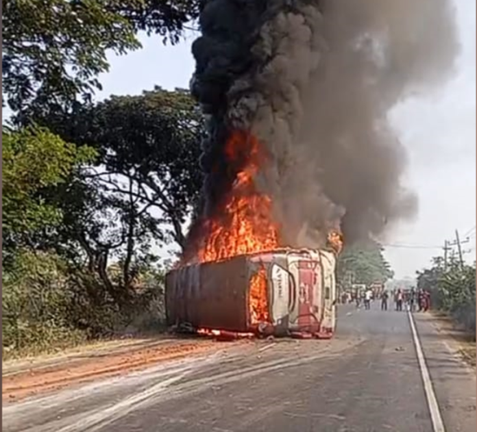 দাউদকান্দিতে ত্রিমুখী সংঘর্ষের পর বাসে আগুন: দুই শিশুসহ নিহত ৪