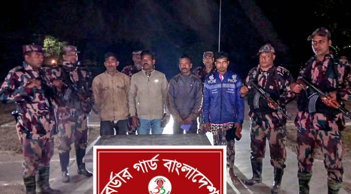 চাঁপাইনবাবগঞ্জ সীমান্তে মানব পাচারকারীসহ ৪ জন আটক