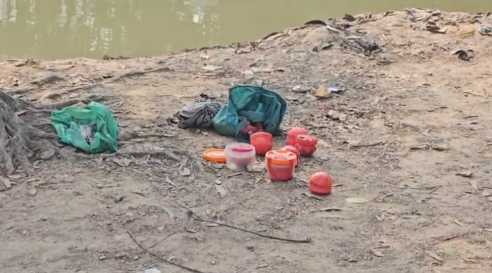 গাজীপুরে পুকুর থেকে ককটেল উদ্ধার