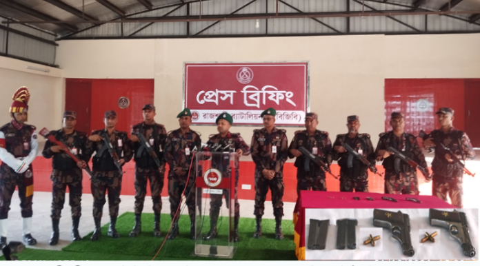 পদ্মার চরে বিজিবির অভিযানে যুক্তরাষ্ট্রে তৈরি ২টি বিদেশি পিস্তল, ৪টি ম্যাগজিন ও গুলি জব্দ