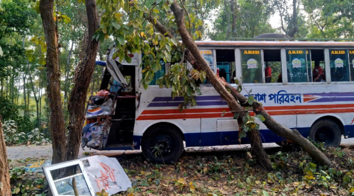 গণস্বাস্থ্য মেডিকেল কলেজের শিক্ষার্থী বহনকারী বাস নিয়ন্ত্রণ হারিয়ে চালকের সহকারির হাত বিচ্ছিন্ন ও এক শিক্ষার্থী আহত