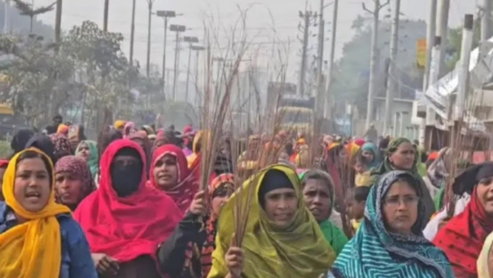 কুষ্টিয়ায় আমির হামজার বিরুদ্ধে নারীদের ঝাড়ুমিছিল
